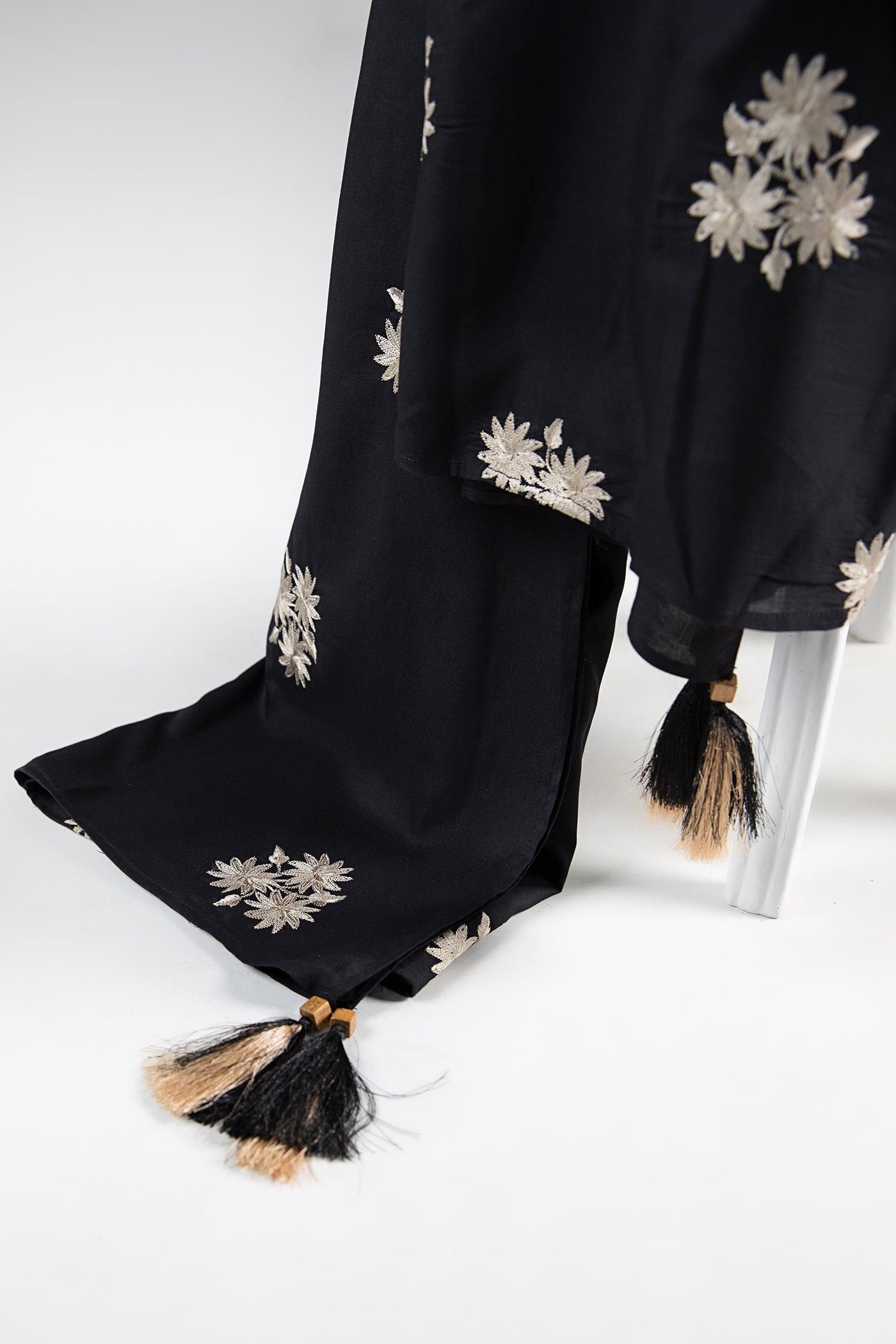 Embroidered Linen Shawl | MB-WS24-82